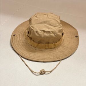 New!w/o tags Mens bucket sun hat. Adjustable strap. Beige/khaki